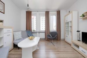 Spacious Apartment for 6 Guests with a Bathtub in Warsaw by Noclegi Renters