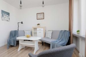 Spacious Apartment for 6 Guests with a Bathtub in Warsaw by Noclegi Renters