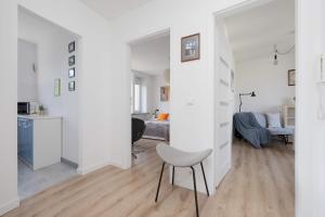 Spacious Apartment for 6 Guests with a Bathtub in Warsaw by Noclegi Renters