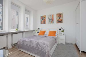 Spacious Apartment for 6 Guests with a Bathtub in Warsaw by Noclegi Renters