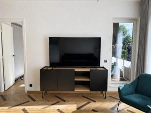 Stylish City Center Apartment with Parking