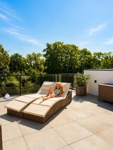 Taras przy plaży- Essense Spa, kryty basen