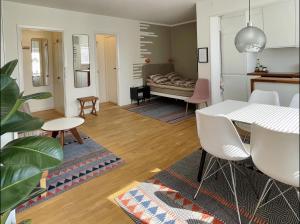 Bright quiet studio near metro, beach & city center