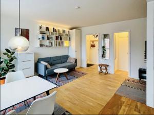 Bright quiet studio near metro, beach & city center
