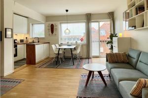 Bright quiet studio near metro, beach & city center