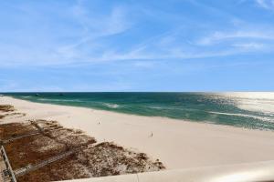 Gulf-Front Retreat Perfect For Couples with Shared Pool & Hot Tub Free WiFi & WD