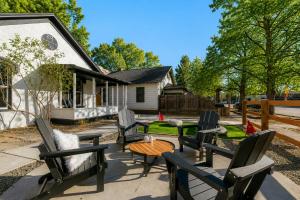 Old Town Retreat with Hot Tub - Steps from CSU!