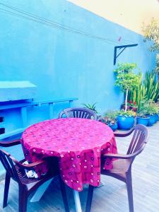 Cosy appartement avec patio au centre ville, bien équipé, Fibre haut débit