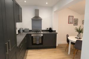 New 3BR House - Parking - Near CBS Arena - UHCW