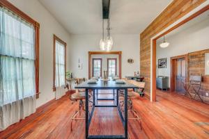 Walk to the Alamodome! Quirky Gem w Private Patio
