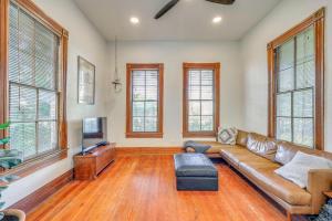 Walk to the Alamodome! Quirky Gem w Private Patio