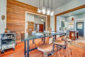 Walk to the Alamodome! Quirky Gem w Private Patio
