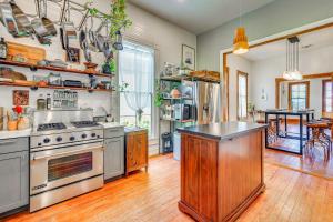 Walk to the Alamodome! Quirky Gem w Private Patio