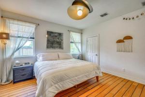 Walk to the Alamodome! Quirky Gem w Private Patio