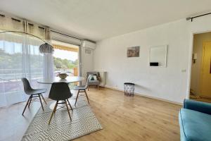 Bright studio just outside Cannes