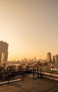 Trendy Williamsburg Oasis - AC, Fast Wi-Fi & Dishwasher