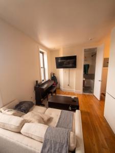 Trendy Williamsburg Oasis - AC, Fast Wi-Fi & Dishwasher
