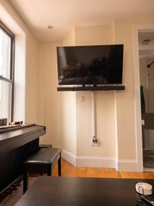 Trendy Williamsburg Oasis - AC, Fast Wi-Fi & Dishwasher
