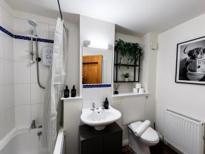 Cosy Glasgow Base with Free Parking & En-Suite