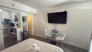 Modern Retreat at 1843 Dewey Street, Minutes to the Beach 105