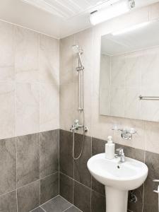 NEW! Wake Up to Namsan Tower View, 3mins to Subway, Walk to Myeongdong DDP Namsan