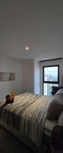 Moderno apartamento en Zona 10 con parqueo y piscina