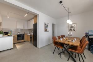 Holiday Home Seafront Escape - Happy Rentals