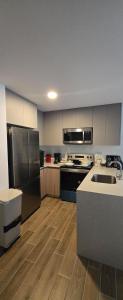 Moderno apartamento en Zona 14 con piscina y parqueo