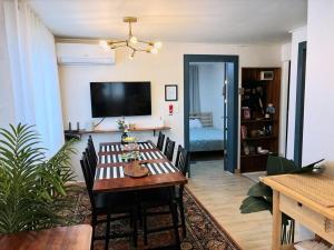 New, 10 minutes to Hongdae, 3 minutes to airport bus, Han River, and Hapjeong Station, Myeongdong, Gyeongbokgung Palace, Seongsu, YG, and Mangwon Market, Luggage storage, free parking
