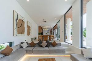 Brand New Villa Amber Luxury 4BR - Private Pool and Rooftop in Berawa, Canggu