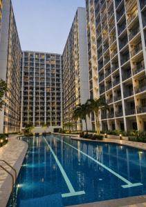 Grey & Wood 1BR with Pool View Shore 2 Near MOA