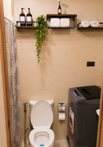 Grey & Wood 1BR with Pool View Shore 2 Near MOA
