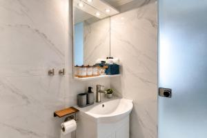 Velvetwood Studio, Cozy Stay near Metro & Free Parking