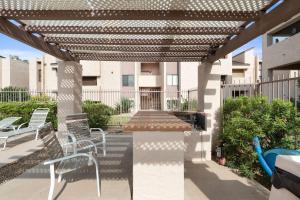 Sunny Scottsdale 1BR