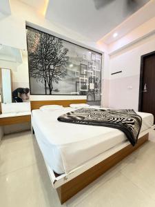 HOTEL KAJAL 966O9O1OO6 Just 150mtr from Shreenathji temple