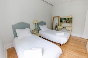 Light Filled 2BR in Artsy Quarter