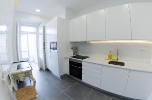 Light Filled 2BR in Artsy Quarter