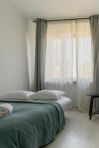 Bright 4-Room and Full Kitchen Apartment - Free Parking - near Wrocław Airport