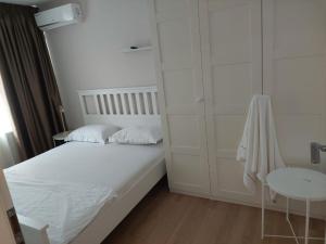 Yellow Apartment - Cismigiu Gardens