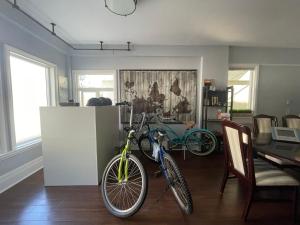 3 twin beds 230sf can fit 3 people