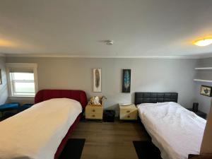 2 queen Beds Over 330 sq ft