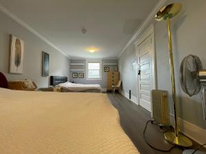 2 queen Beds Over 330 sq ft