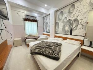HOTEL KAJAL 966O9O1OO6 Just 150mtr from Shreenathji temple