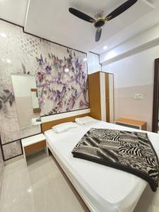 HOTEL KAJAL 966O9O1OO6 Just 150mtr from Shreenathji temple