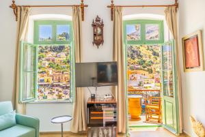 “Athenas” Neoclassic Harbour View Apartment