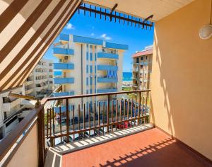 STELLA MARIS Seaview Apartment - Spacious and bright flat, steps from the Sea and beautiful beaches, close to the Town Centre, Shops, Local services and the Bus Station, and a 10 Minute walk from the Train Station