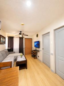 Cozy 2BR Condo Near Sm Ecoland Free WIFI