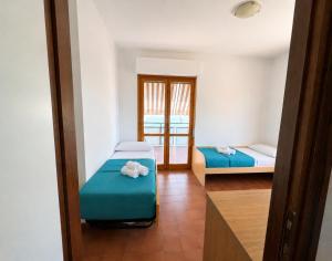 STELLA MARIS Seaview Apartment - Spacious and bright flat, steps from the Sea and beautiful beaches, close to the Town Centre, Shops, Local services and the Bus Station, and a 10 Minute walk from the Train Station