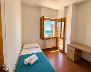 STELLA MARIS Seaview Apartment - Spacious and bright flat, steps from the Sea and beautiful beaches, close to the Town Centre, Shops, Local services and the Bus Station, and a 10 Minute walk from the Train Station