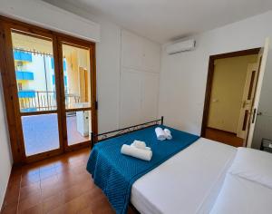 STELLA MARIS Seaview Apartment - Spacious and bright flat, steps from the Sea and beautiful beaches, close to the Town Centre, Shops, Local services and the Bus Station, and a 10 Minute walk from the Train Station